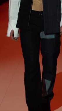 Platwalk Dikey Videoda Model