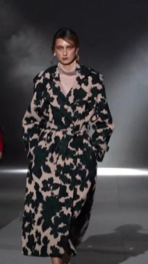 Platwalk Dikey Videoda Model