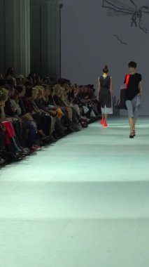 Platwalk Dikey Videoda Model