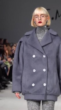 Platwalk Dikey Videoda Model