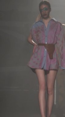 Platwalk Dikey Videoda Model