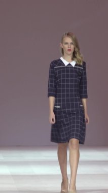 Platwalk Dikey Videoda Model