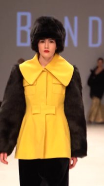 Platwalk Dikey Videoda Model