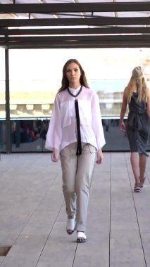 Platwalk Dikey Videoda Model