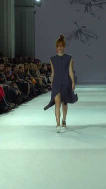 Platwalk Dikey Videoda Model