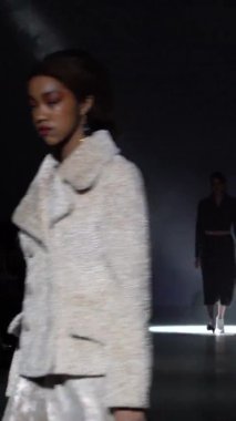 Platwalk Dikey Videoda Model