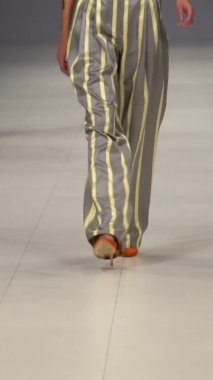 Platwalk Dikey Videoda Model