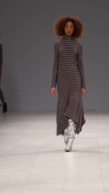 Platwalk Dikey Videoda Model