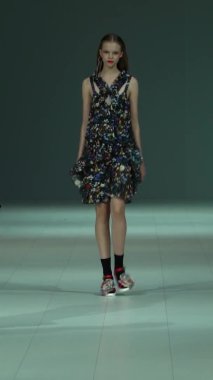 Platwalk Dikey Videoda Model