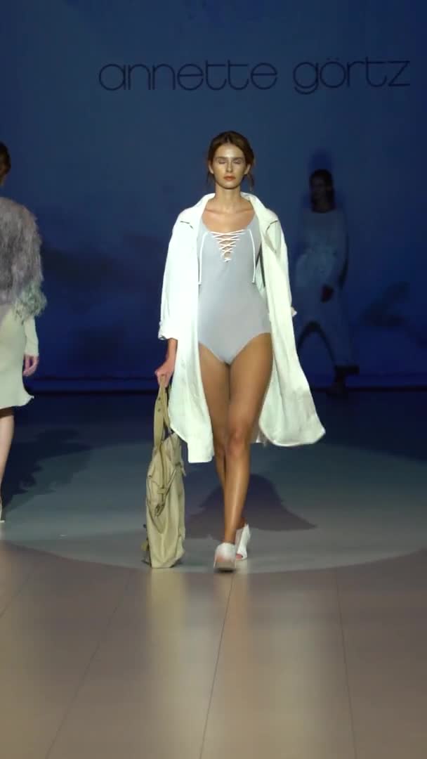 Model op de catwalk Verticale video — Stockvideo