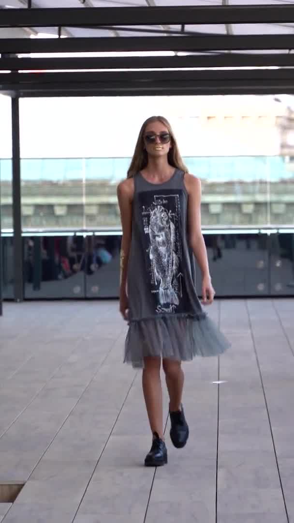 Model op de catwalk Verticale video — Stockvideo