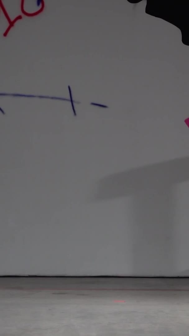 キャットウォークのモデル垂直ビデオ — ストック動画