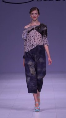 Platwalk Dikey Videoda Model