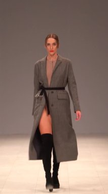 Platwalk Dikey Videoda Model