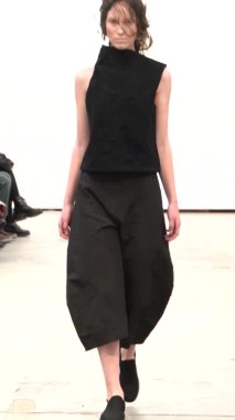 Platwalk Dikey Videoda Model