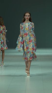 Platwalk Dikey Videoda Model