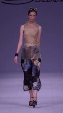 Platwalk Dikey Videoda Model