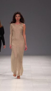 Platwalk Dikey Videoda Model