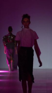 Platwalk Dikey Videoda Model