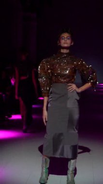 Platwalk Dikey Videoda Model