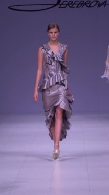 Platwalk Dikey Videoda Model