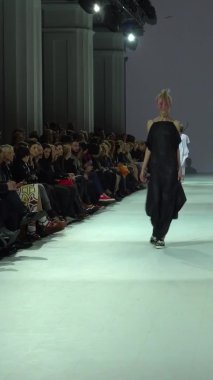 Platwalk Dikey Videoda Model