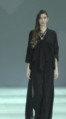 Platwalk Dikey Videoda Model
