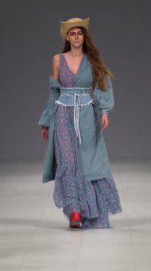 Platwalk Dikey Videoda Model