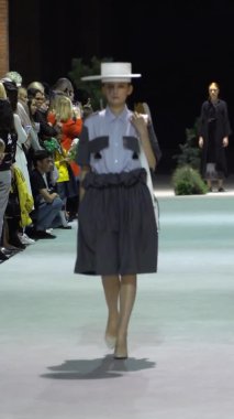 Platwalk Dikey Videoda Model