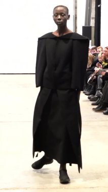 Platwalk Dikey Videoda Model