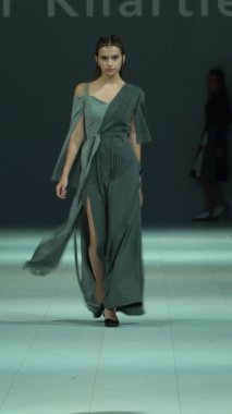 Platwalk Dikey Videoda Model