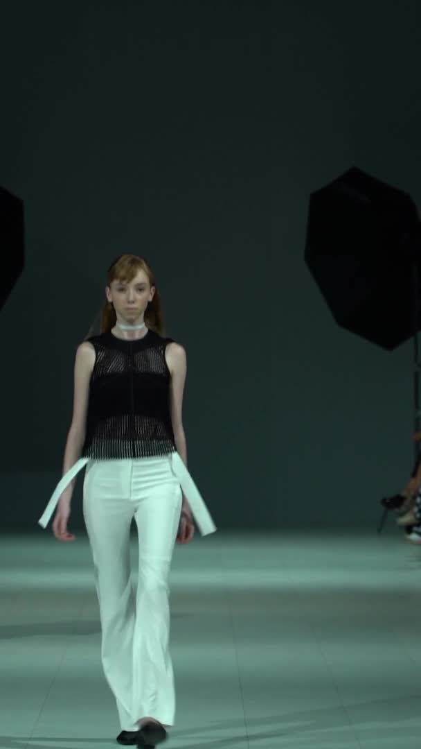 Model op de catwalk Verticale video — Stockvideo