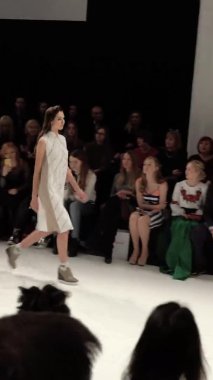 Platwalk Dikey Videoda Model