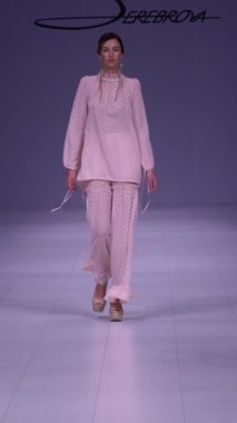 Platwalk Dikey Videoda Model