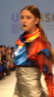 Platwalk Dikey Videoda Model