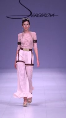 Platwalk Dikey Videoda Model