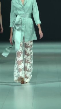 Platwalk Dikey Videoda Model