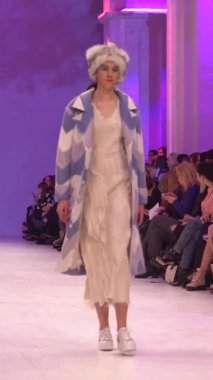 Platwalk Dikey Videoda Model