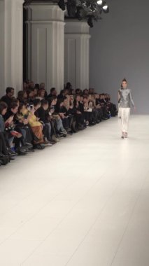 Platwalk Dikey Videoda Model