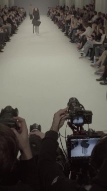 Platwalk Dikey Videoda Model