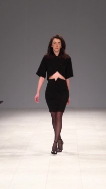 Platwalk Dikey Videoda Model