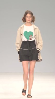 Platwalk Dikey Videoda Model