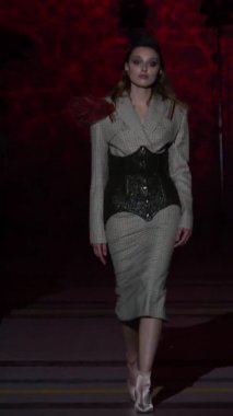 Platwalk Dikey Videoda Model