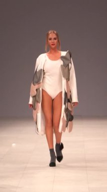 Platwalk Dikey Videoda Model