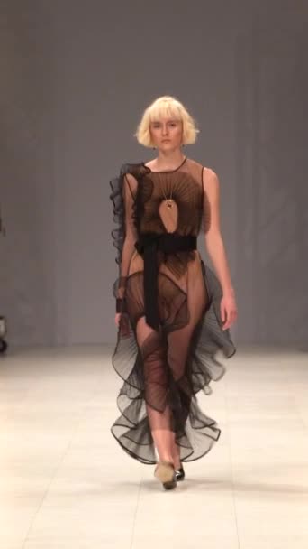 Woman model on the catwalk during a fashion show Vertical video — Vídeos de Stock