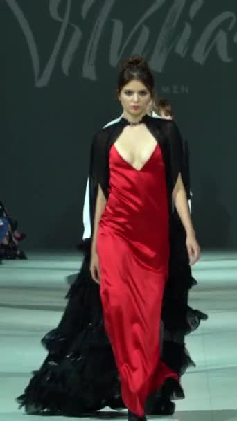 Woman model on the catwalk during a fashion show Vertical video — Stok video