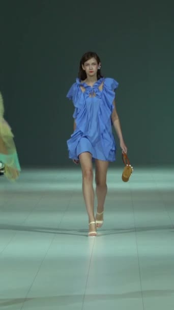 Woman model on the catwalk during a fashion show Vertical video — Αρχείο Βίντεο