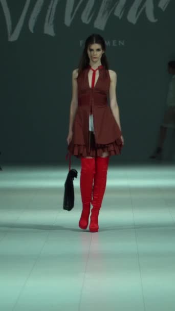 Kobieta modelka na wybiegu podczas pokazu mody Vertical video — Wideo stockowe