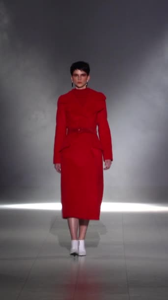 Woman model on the catwalk during a fashion show Vertical video — Vídeos de Stock