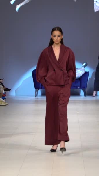 Woman model on the catwalk during a fashion show Vertical video — Stok Video